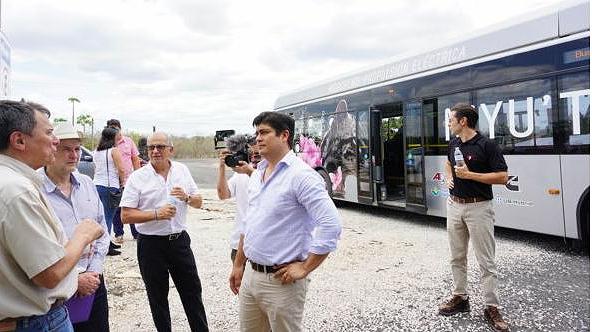 The new Costa Rican President, Carlos Alvarado, center, talks transportation in front of the Nyuti fuel cell-powered bus. April 28, 2018 (Photo courtesy U.S. Hybrid) Posted for media use.